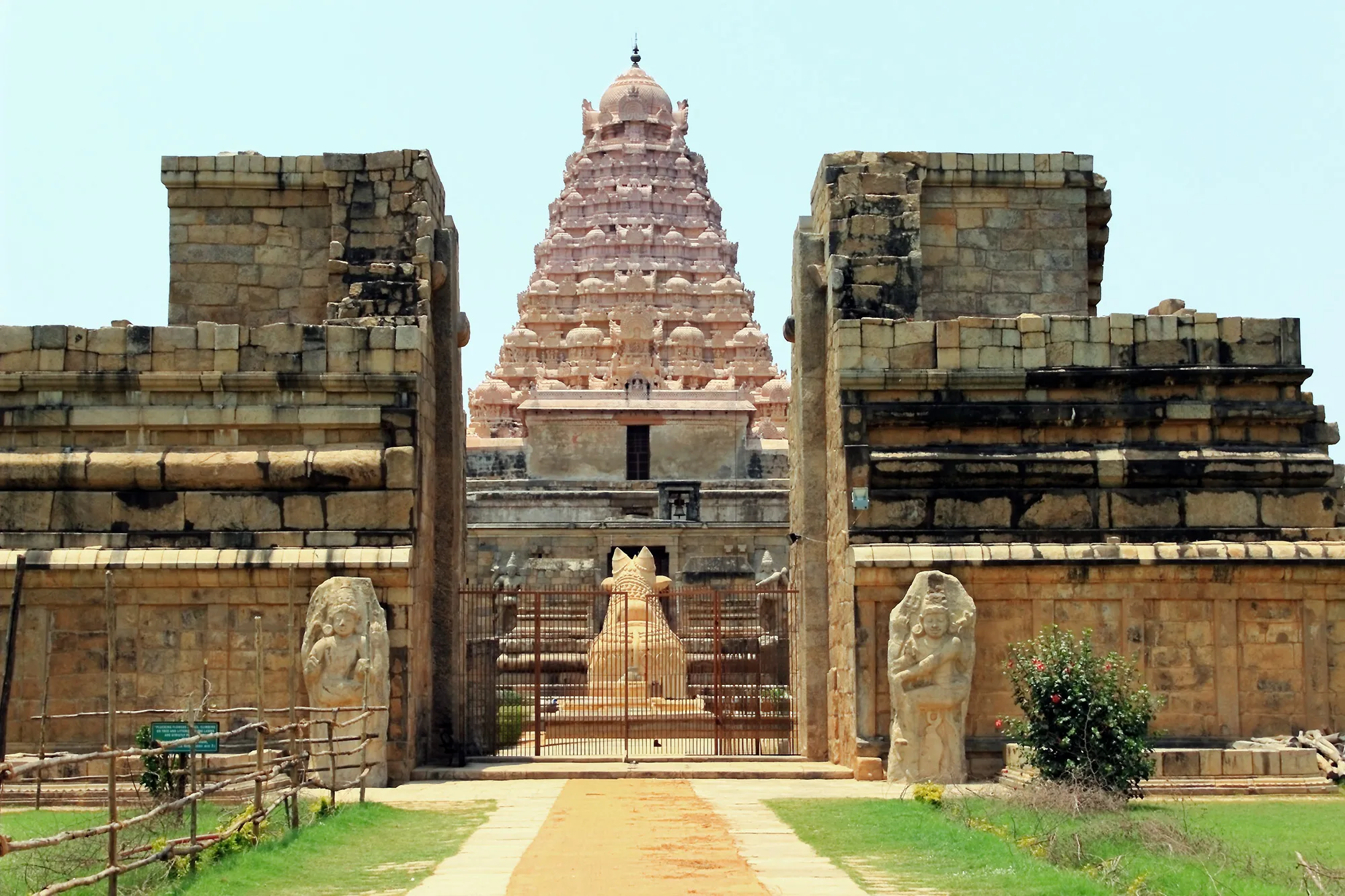 Entrance Brihadesvara Temple Tanjavur India QiNi